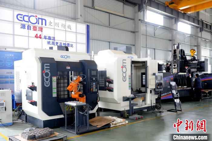 台企“东刚精密机械”工人有序复工复产。 张金川 摄 闽台精密机械产业园见闻:复工早 赶订单