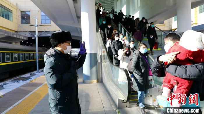 图为铁路工作人员引导旅客。 周晓舟 摄 哈铁恢复开行16.5对旅客列车助力复产复工