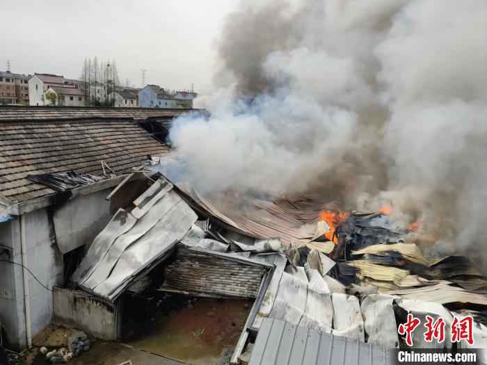  浙江嘉兴一纺织厂发生大火 消防出动100多人赴现场救援