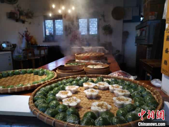 新鲜出炉的青团子和定胜糕。 黄莹 摄 800游人走进水墨周庄感受烟雨江南