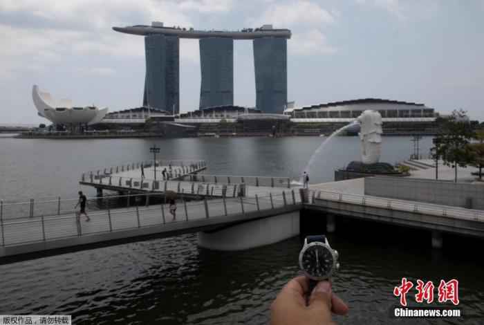 资料图:新加坡鱼尾狮公园。 新加坡强制餐饮场所员工戴口罩 违者或面临高额罚款